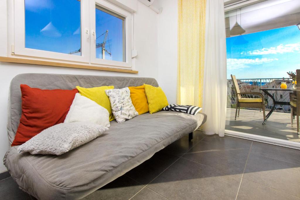 Posedenie v ubytovaní Brodarica Apartment Near the Beach - Spacious 2-Bedroom Penthouse with Large Terrace