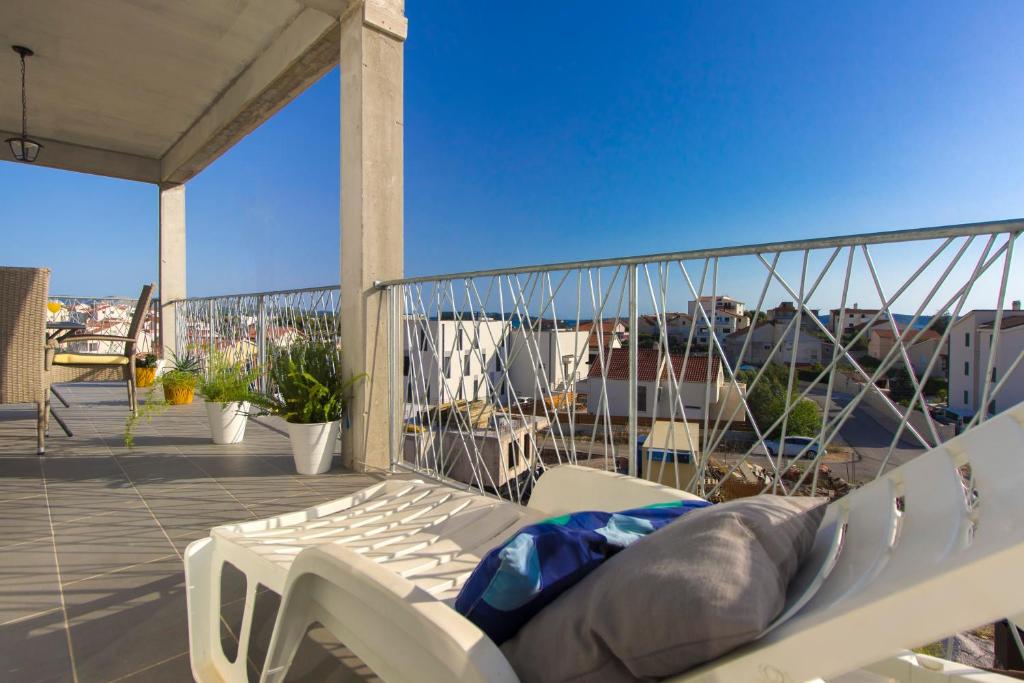 Balkón alebo terasa v ubytovaní Brodarica Apartment Near the Beach - Spacious 2-Bedroom Penthouse with Large Terrace