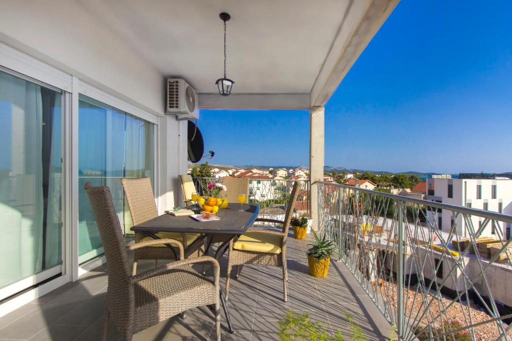 Balkón alebo terasa v ubytovaní Brodarica Apartment Near the Beach - Spacious 2-Bedroom Penthouse with Large Terrace