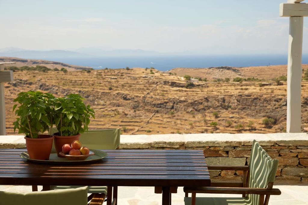 uma mesa de madeira com um prato de fruta em KEA La Vie em Ioulida