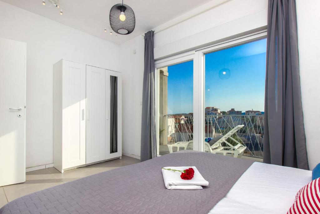 Posteľ alebo postele v izbe v ubytovaní Brodarica Apartment Near the Beach - Spacious 2-Bedroom Penthouse with Large Terrace