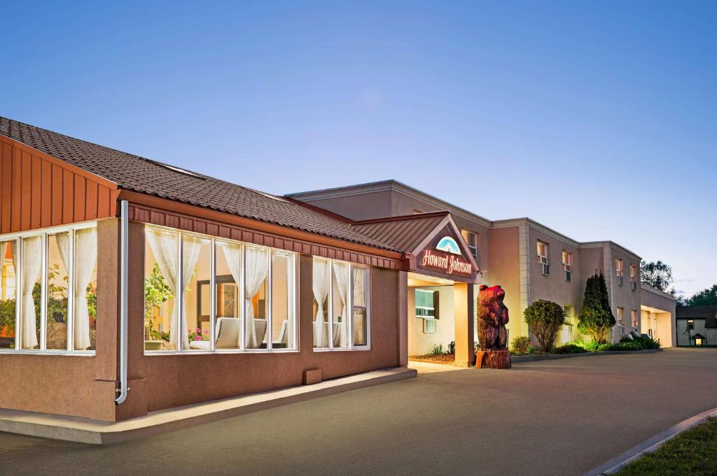 a rendering of the front of a hotel at Howard Johnson by Wyndham Gravenhurst in Gravenhurst