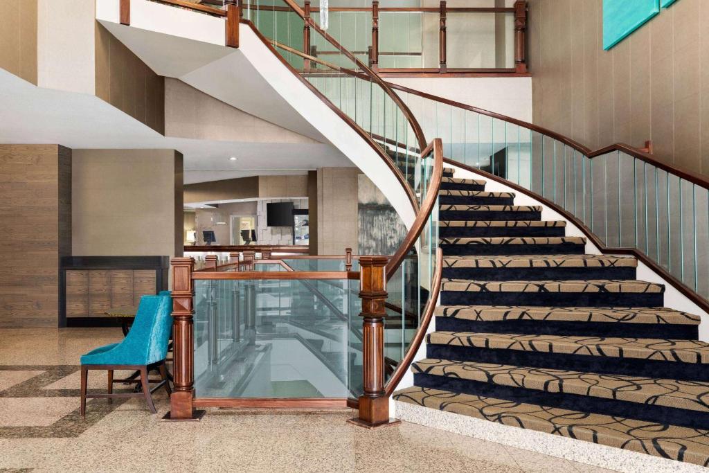 Kolam renang di atau dekat dengan Ramada Plaza by Wyndham Niagara Falls