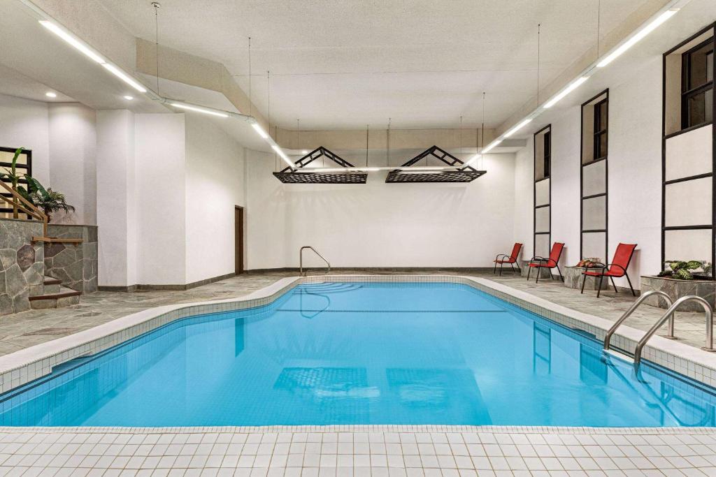 Kolam renang di atau dekat dengan Ramada Plaza by Wyndham Niagara Falls