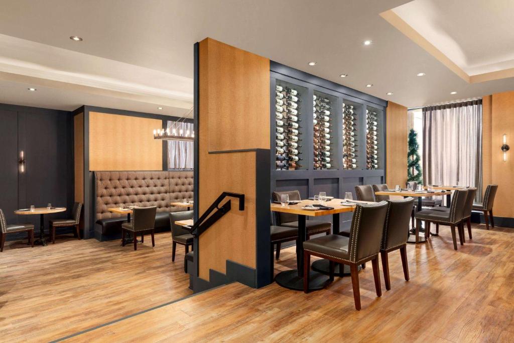 Restoran atau tempat lain untuk makan di Ramada Plaza by Wyndham Niagara Falls
