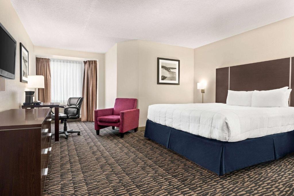 Televisyen dan/atau pusat hiburan di Ramada Plaza by Wyndham Niagara Falls