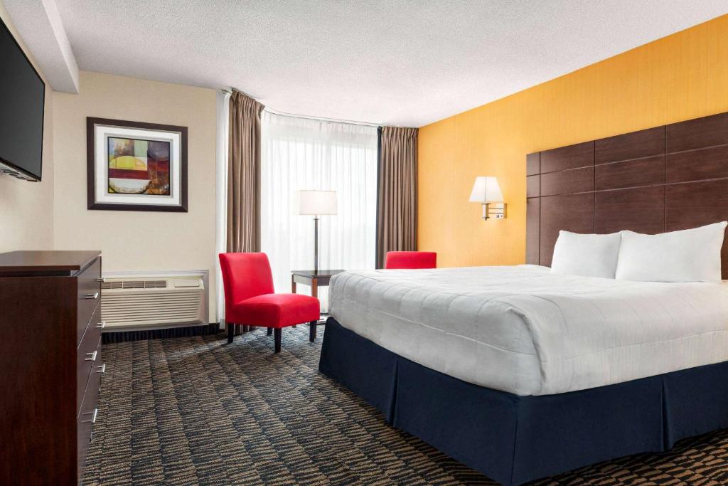 Katil atau katil-katil dalam bilik di Ramada Plaza by Wyndham Niagara Falls