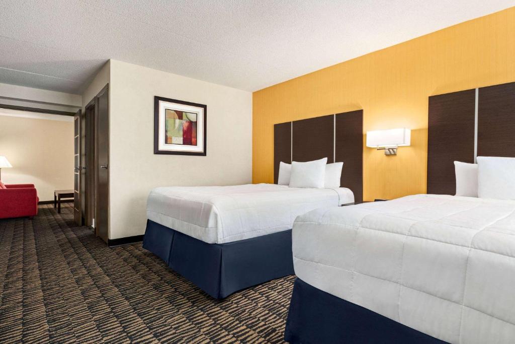 Katil atau katil-katil dalam bilik di Ramada Plaza by Wyndham Niagara Falls