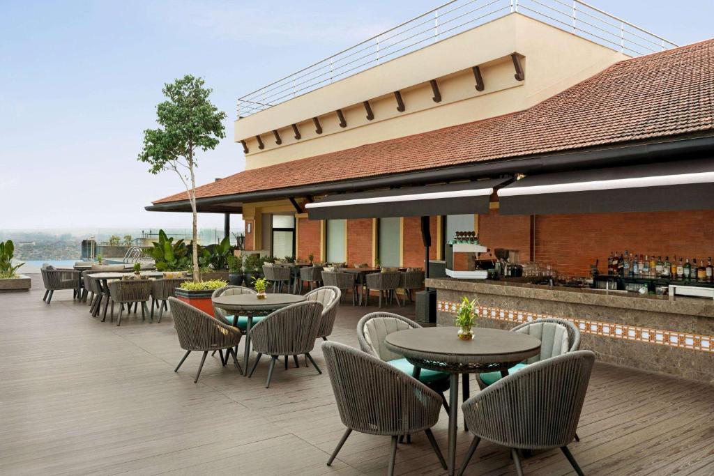 Restaurace v ubytování Ramada Encore by Wyndham Kathmandu Thamel