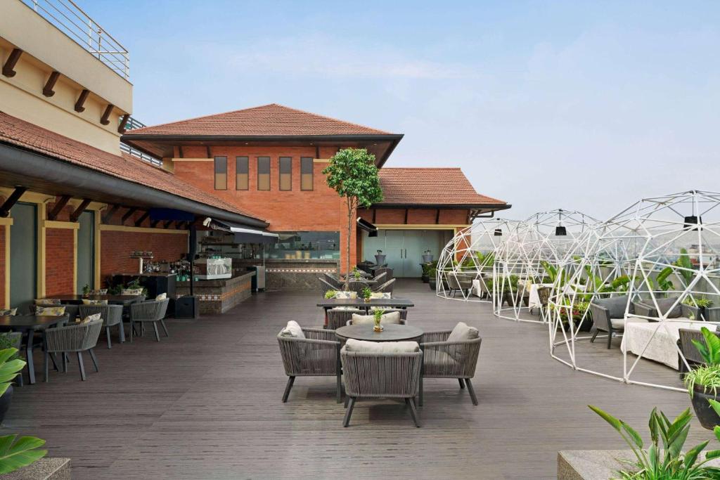 Restaurace v ubytování Ramada Encore by Wyndham Kathmandu Thamel