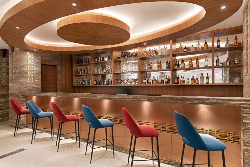 Lounge nebo bar v ubytování Ramada Encore by Wyndham Kathmandu Thamel