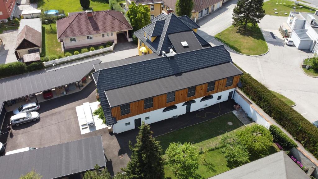 una vista aérea de una casa con techo en Kummers Motel en Völkermarkt