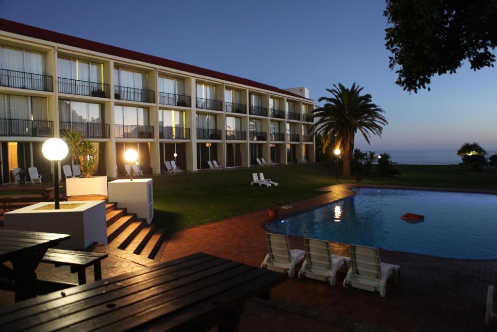 The swimming pool at or close to Wilderness Beach Hotel