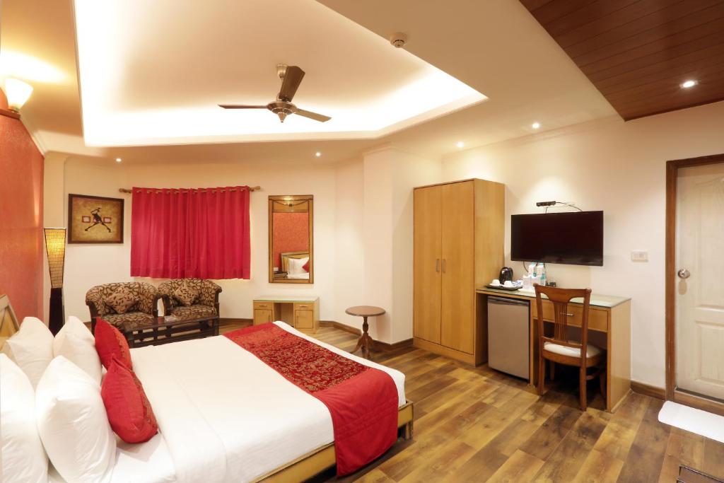 TV a/nebo společenská místnost v ubytování Airport Hotel Le Seasons New Delhi