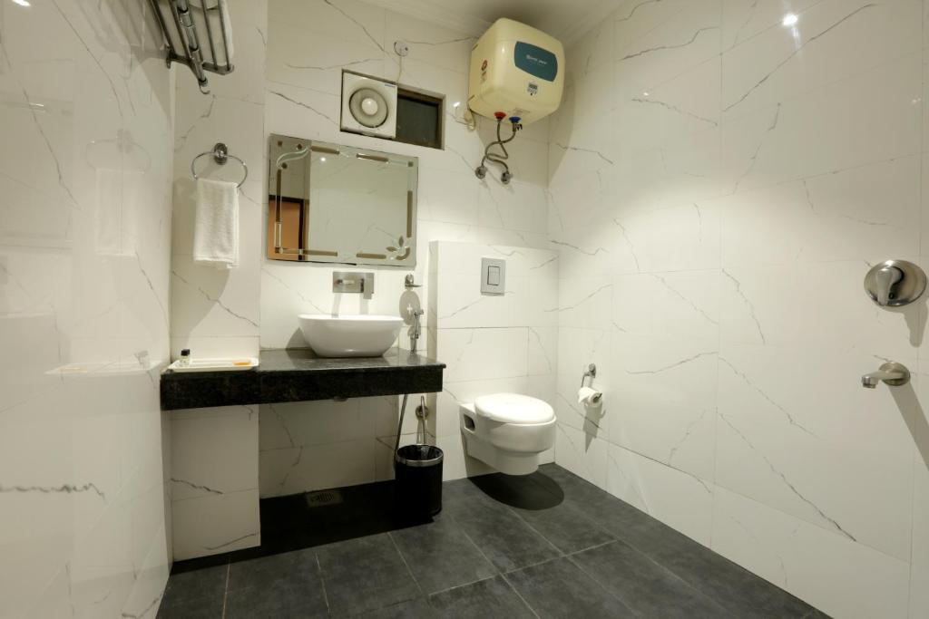 Koupelna v ubytování Airport Hotel Le Seasons New Delhi