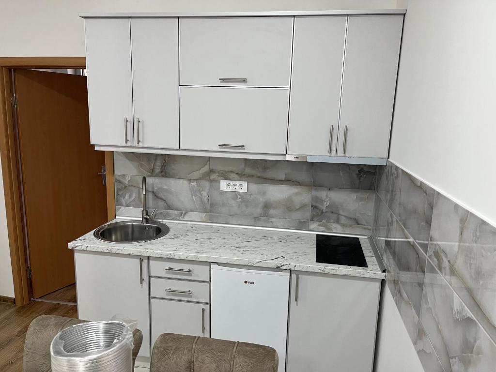 Kuchyň nebo kuchyňský kout v ubytování Apartmani Bogdana