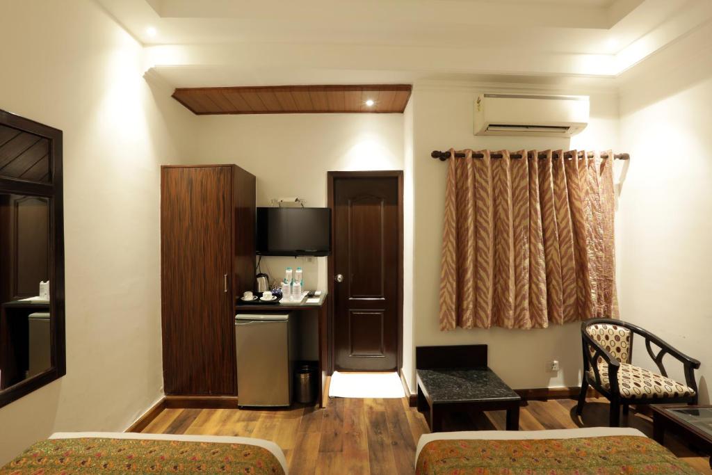 TV a/nebo společenská místnost v ubytování Airport Hotel Le Seasons New Delhi