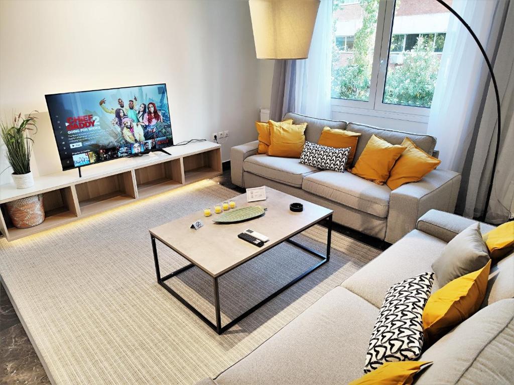 ein Wohnzimmer mit einem Sofa und einem Tisch in der Unterkunft Etolou B5 - by Verde Apartments in Athen