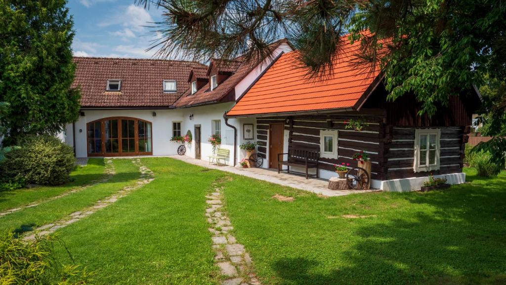 una casa con techo naranja y patio en Chalupa Líšnice, en Sepekov