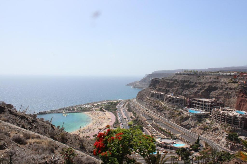 a view of a beach and the ocean at Casa Romantica de Balcon de Amadores in Amadores