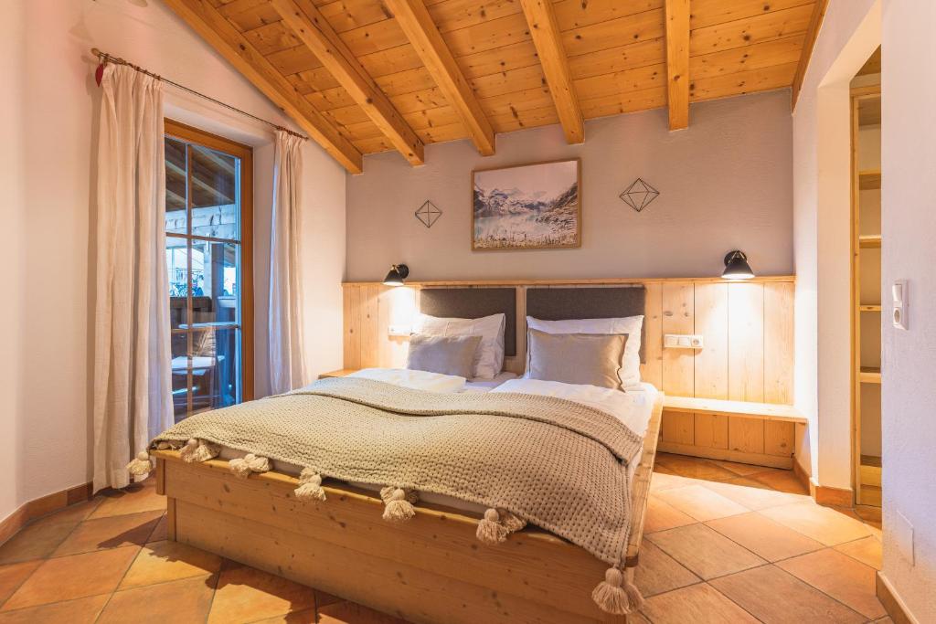 Postel nebo postele na pokoji v ubytování Dorfchalets & Apartments - perfect for couples - in Kaprun centre including TauernSpa and SummerCard