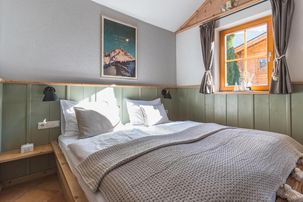 Postel nebo postele na pokoji v ubytování Dorfchalets & Apartments - perfect for couples - in Kaprun centre including TauernSpa and SummerCard