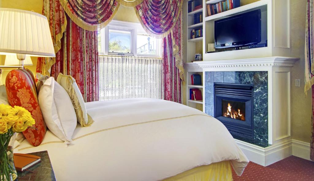 Inn at Depot Hill - Queen Suite - Library