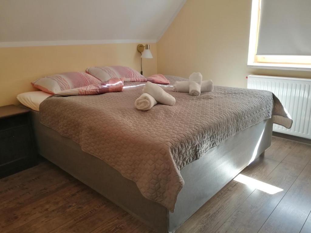 una camera da letto con un letto con due animali di peluche sopra di Two bedroom apartment with swimming pool a Gyenesdiás