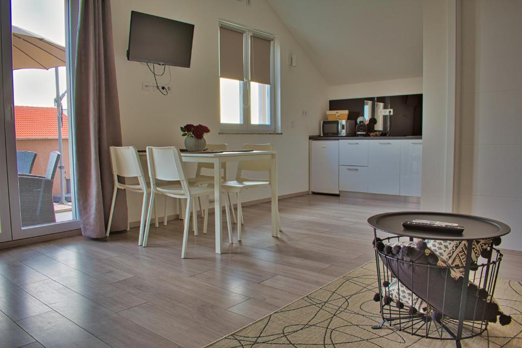 Kuchyňa alebo kuchynka v ubytovaní Apartments and Rooms B&B