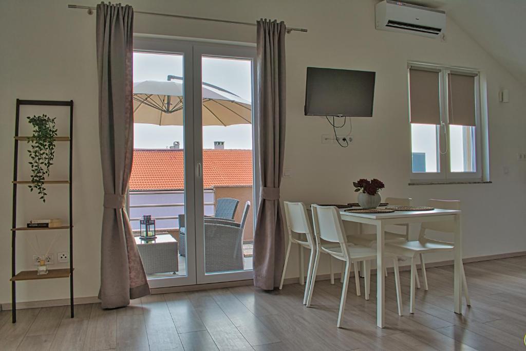 Televízia a/alebo spoločenská miestnosť v ubytovaní Apartments and Rooms B&B