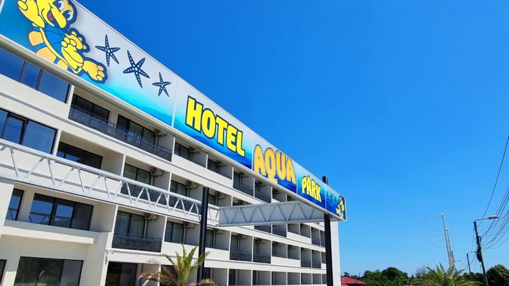 ein Hotelschild an der Seite eines Gebäudes in der Unterkunft Hotel Aqua Park in Eforie Nord