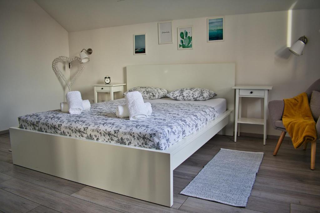 Posteľ alebo postele v izbe v ubytovaní Apartments and Rooms B&B