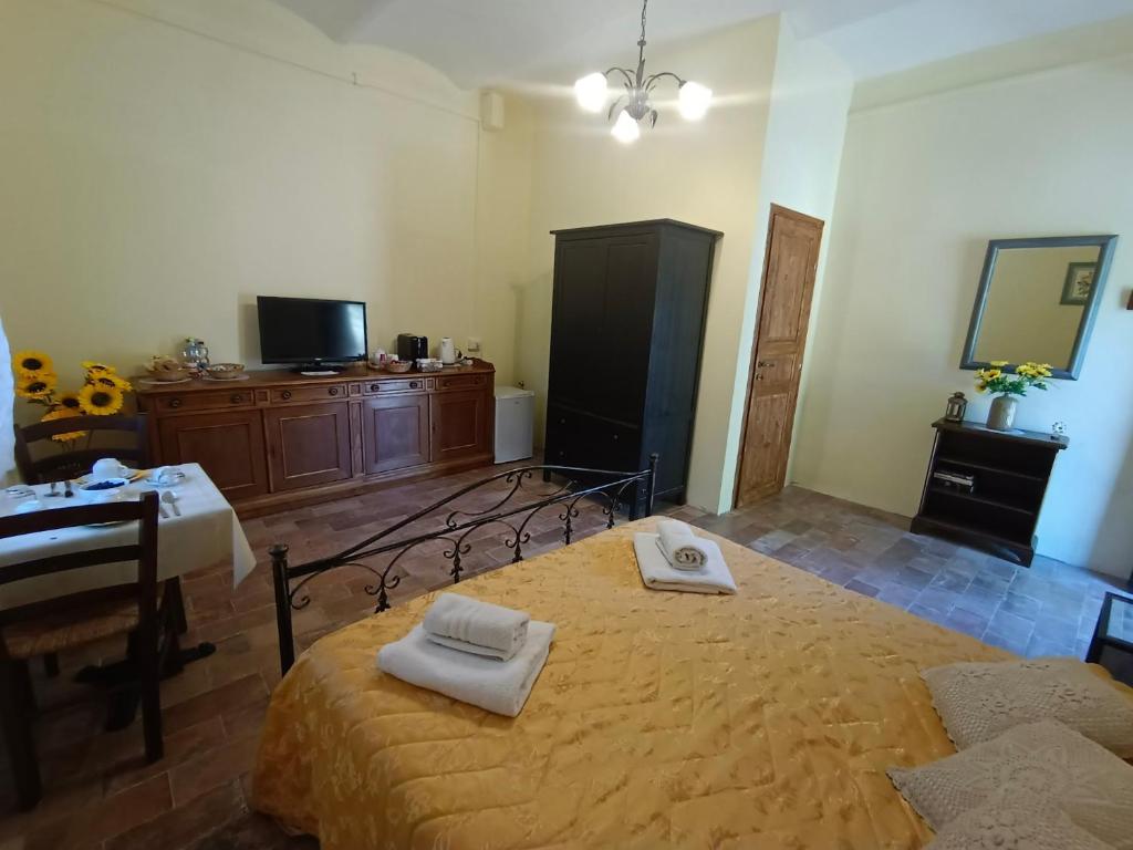 sypialnia z łóżkiem i dwoma ręcznikami na nim w obiekcie Locanda Di Alberi w mieście Borgo San Lorenzo