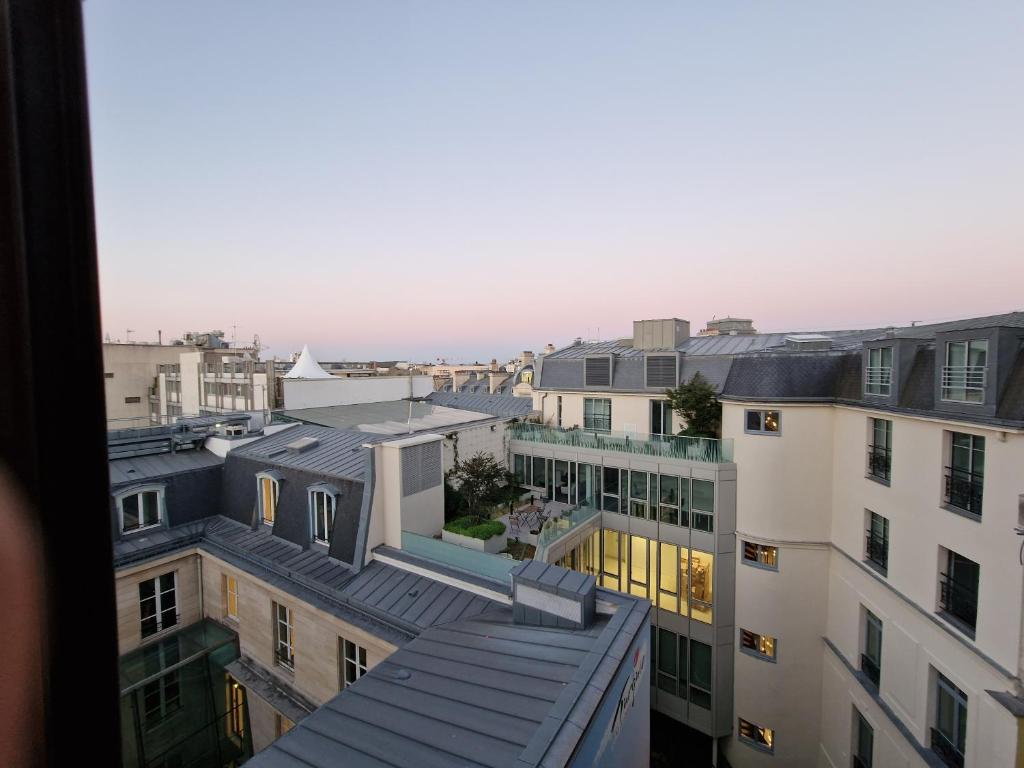 widok na panoramę miasta z budynkami w obiekcie Avenue Champs Elysées - Magnifique F1/F2 w Paryżu