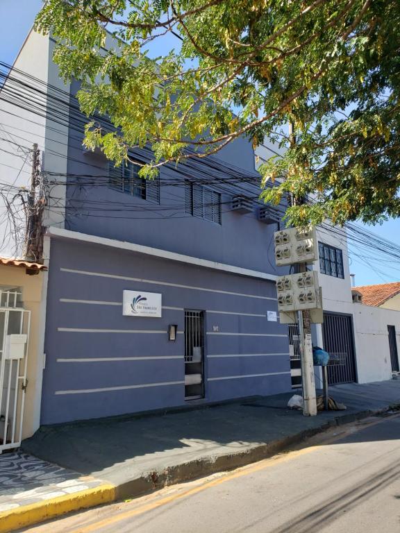 庫亞巴的住宿－Pousada São Francisco，街道边的蓝色建筑
