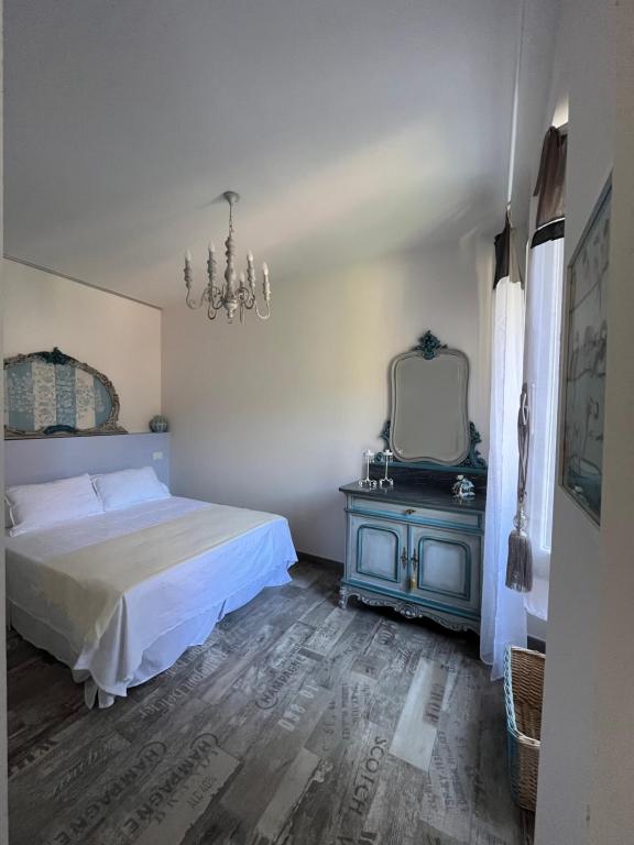 ein Schlafzimmer mit einem Bett und einer Kommode mit Spiegel in der Unterkunft Casa Batty in Sori