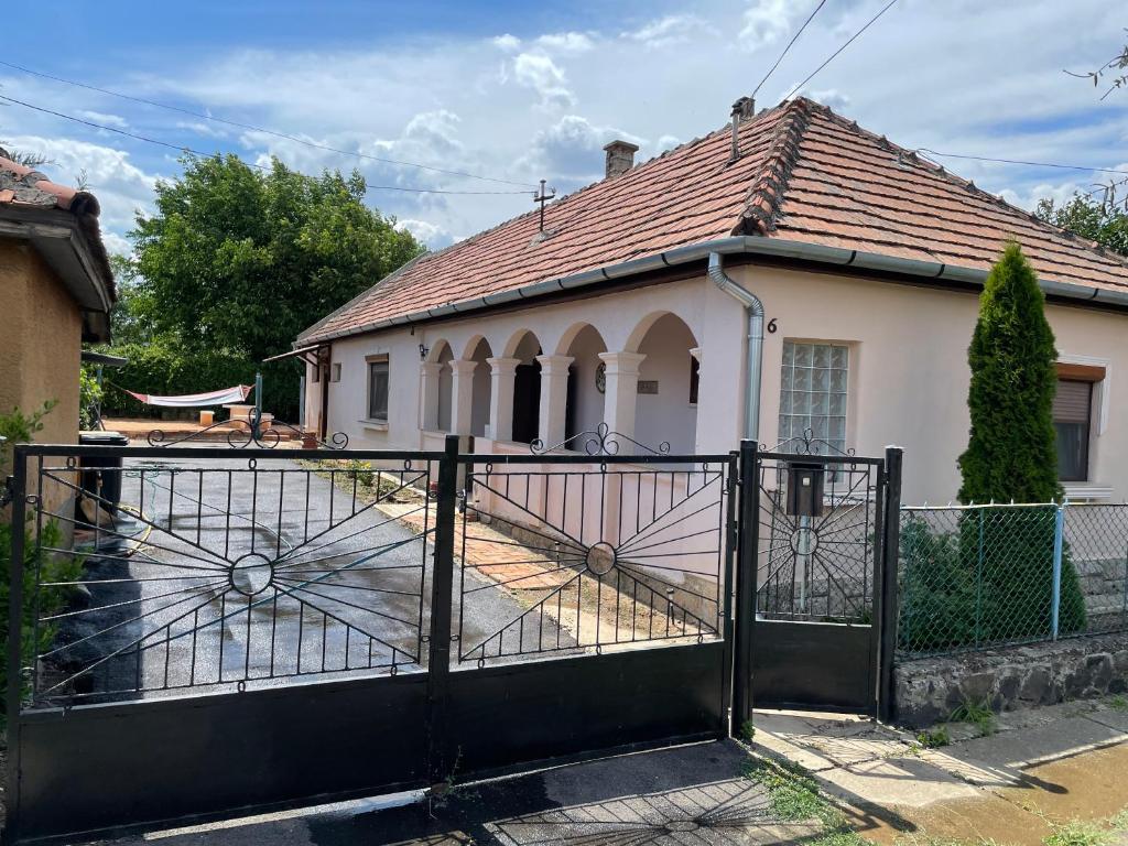 una puerta delante de una casa con una casa en Dombos Vendégház en Golop