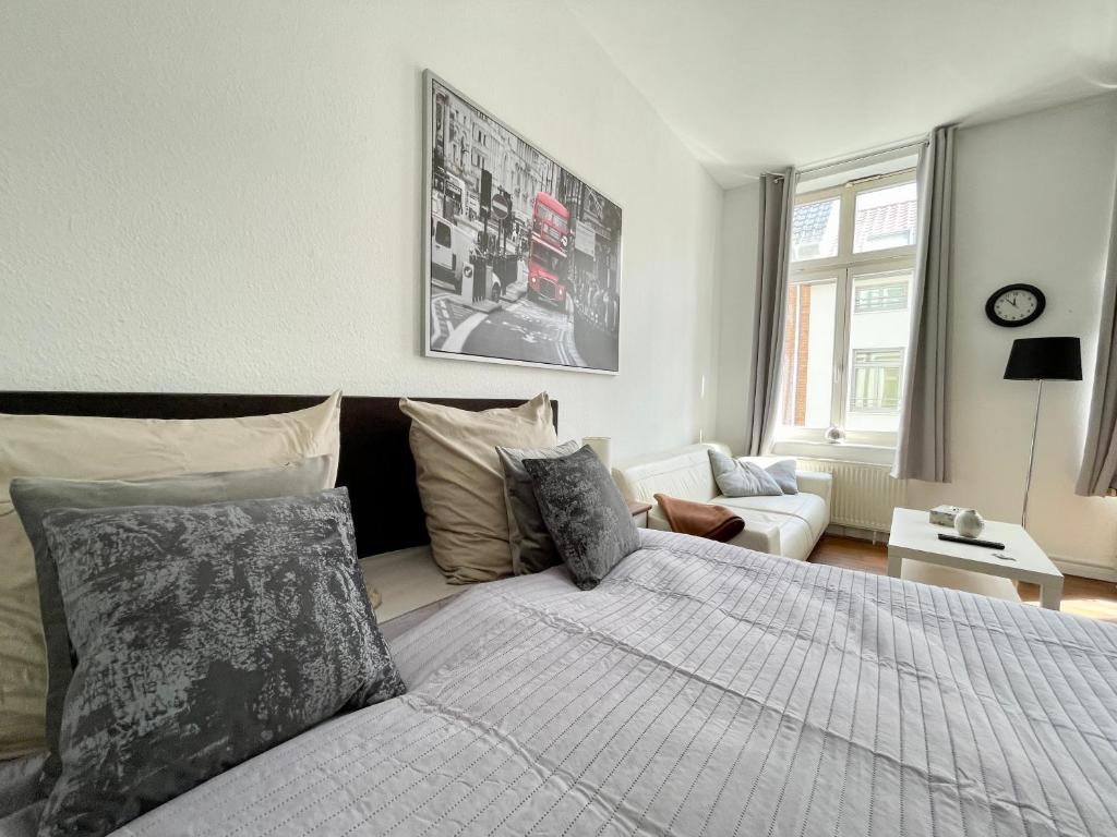 a bedroom with a bed and a couch at City-Apartment nahe Zentrum in Schwerin