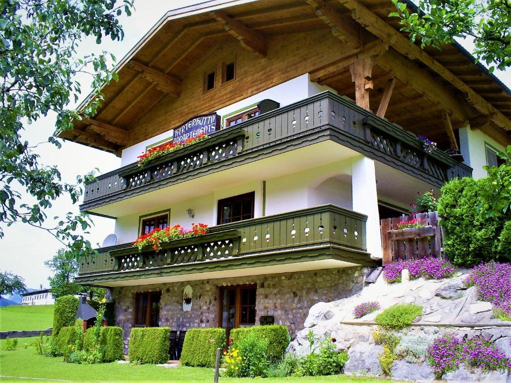 una casa con balcón en la parte superior en Ferienhaus Hirterhütte en Abtenau