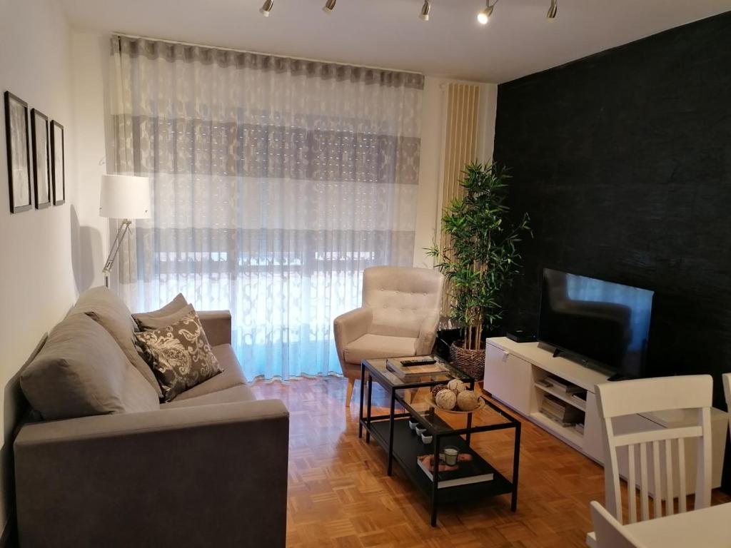 ein Wohnzimmer mit einem Sofa und einem TV in der Unterkunft Apartamento Maracaibo in Astorga