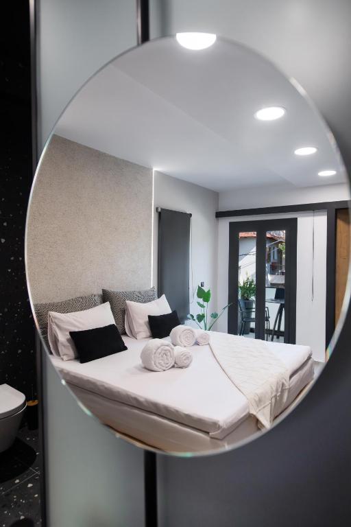 Postel nebo postele na pokoji v ubytování COCO SUITES