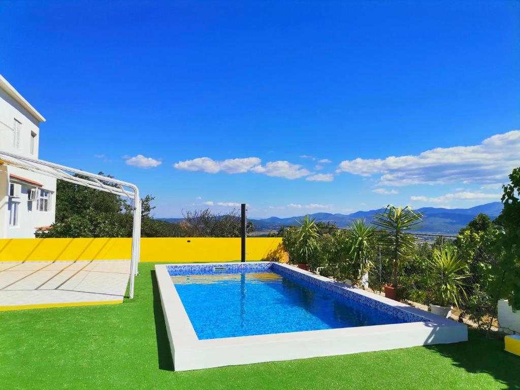 Bazén v ubytovaní Villa Andy -private yard, swimming pool, panoramic view alebo v jeho blízkosti