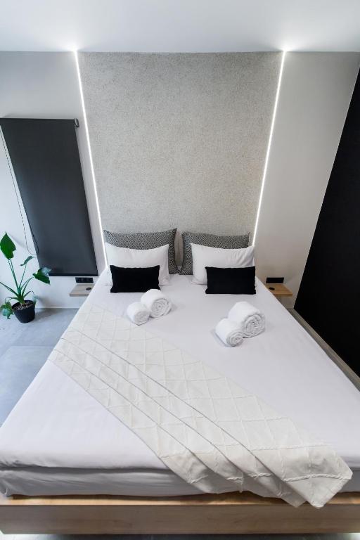 Postel nebo postele na pokoji v ubytování COCO SUITES