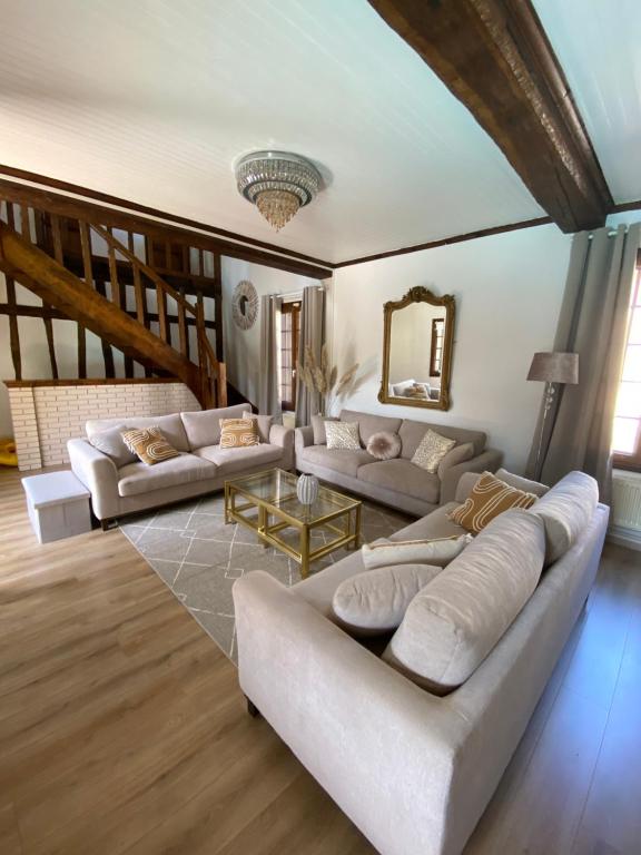 uma sala de estar com dois sofás e uma mesa em La Chantourelle 