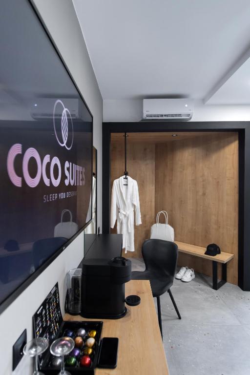 TV a/nebo společenská místnost v ubytování COCO SUITES
