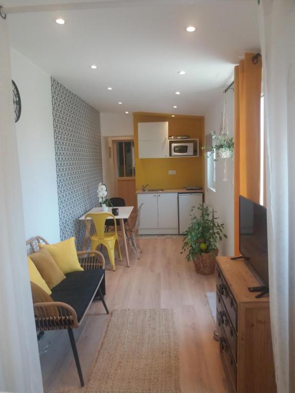 salon z kanapą i jadalnią w obiekcie Studio neuf dans propriété au bord de la mer w mieście Criel-sur-Mer