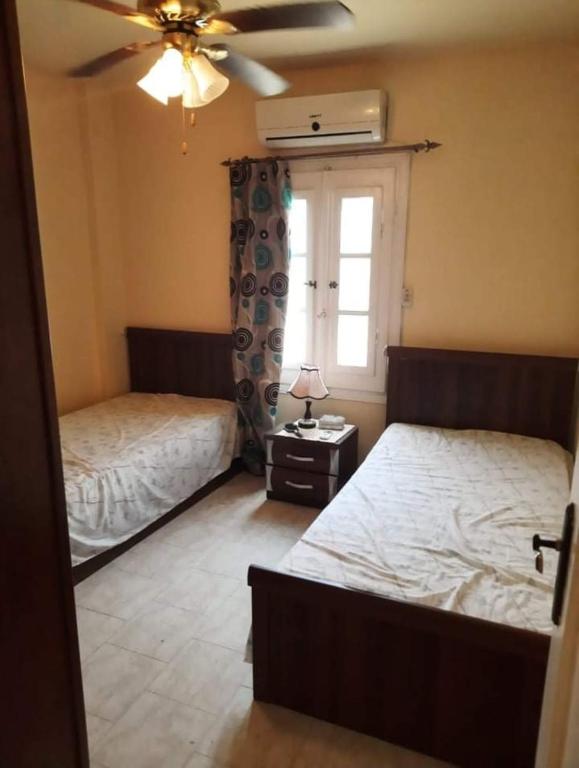 Postel nebo postele na pokoji v ubytování قرية مرسيليا بيتش3 شاليه عائلات فقط - Marseilia Beach 3 chalet Families Only