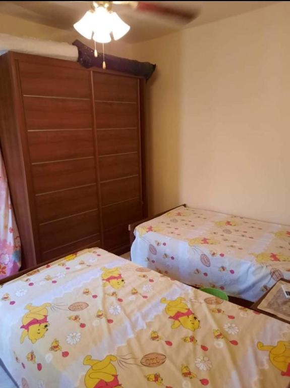 Postel nebo postele na pokoji v ubytování قرية مرسيليا بيتش3 شاليه عائلات فقط - Marseilia Beach 3 chalet Families Only