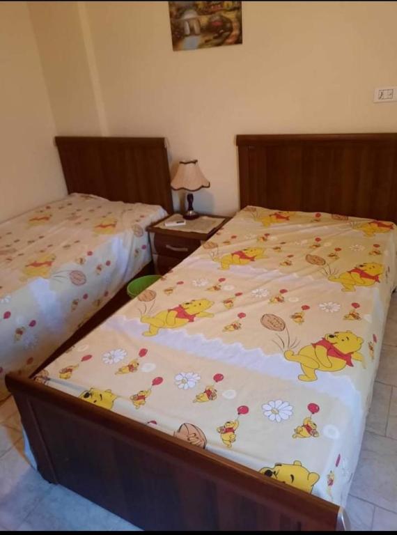 Postel nebo postele na pokoji v ubytování قرية مرسيليا بيتش3 شاليه عائلات فقط - Marseilia Beach 3 chalet Families Only