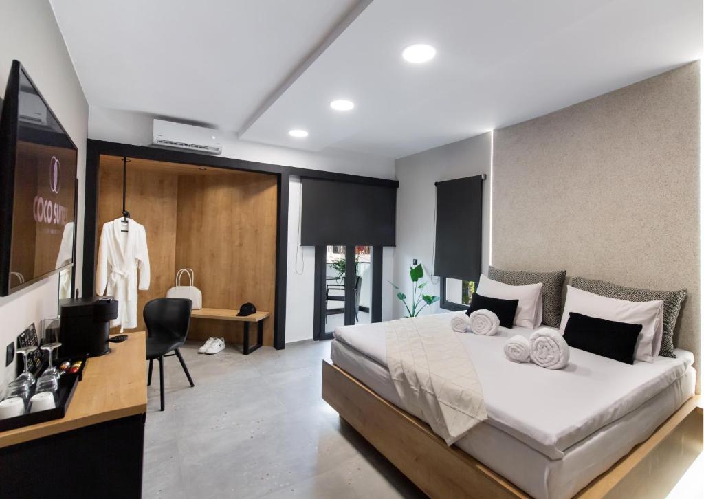 Postel nebo postele na pokoji v ubytování COCO SUITES
